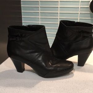 Cool Clark’s black leather boots, size 7.5.